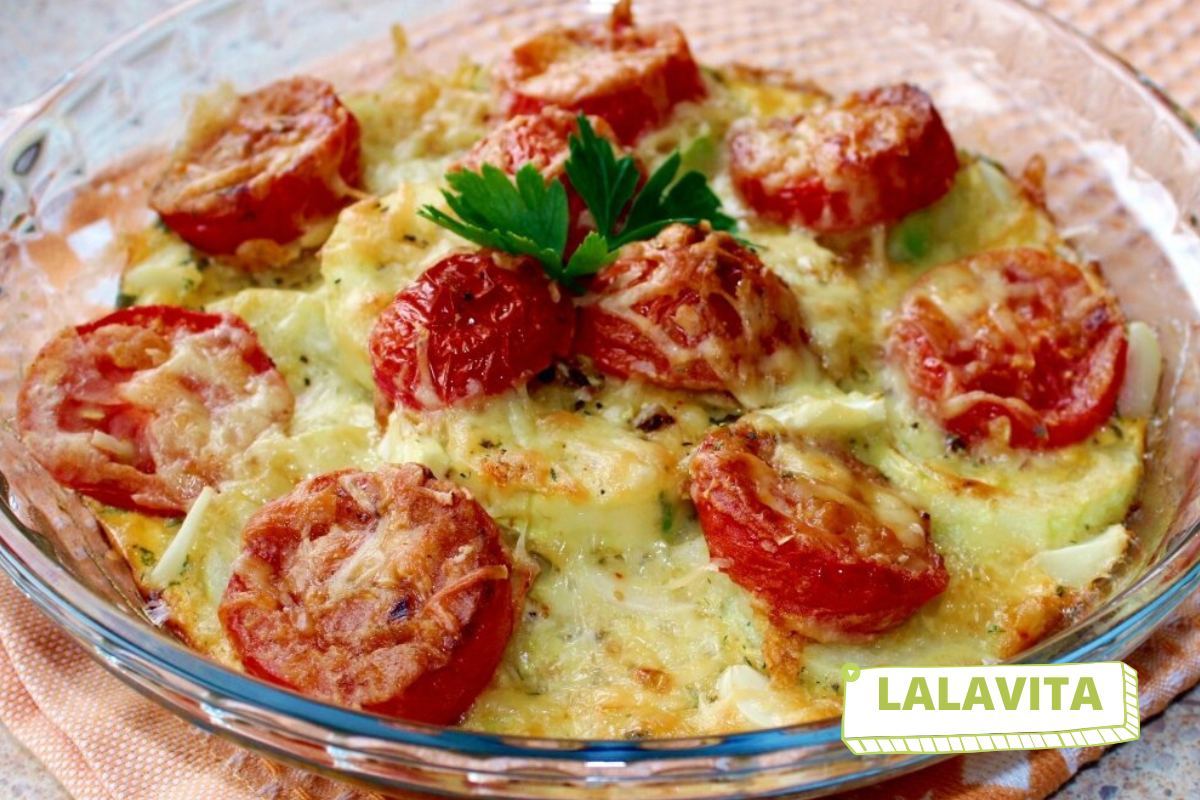 Рецепт запеканка помидоры фарш картофель. Картофель с помидорами и сыром. Картошка в духовке с сыром и помидорами. Картофель с помидорами в духовке. Кабачки под сыром.