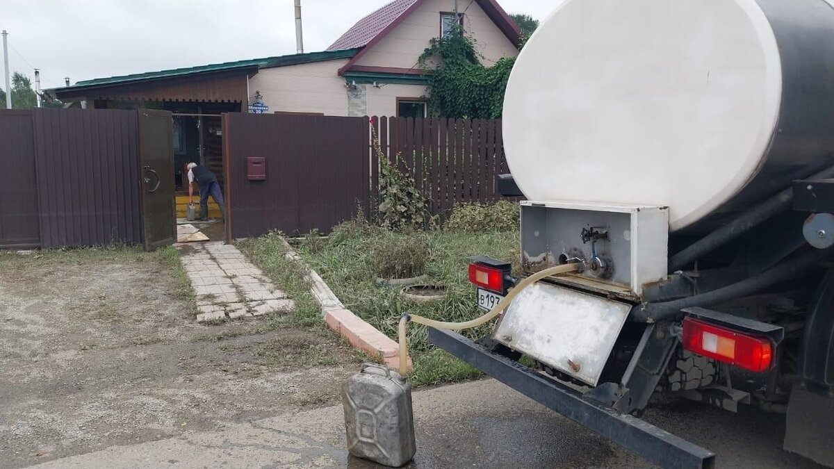     МУП Уссурийск-Водоканал отчитался о проделанной работе за прошлый день. В городе организовали подвоз питьевой воды в цистернах по шести улицам, а также откачали ливневые воды из помещения городского музея.