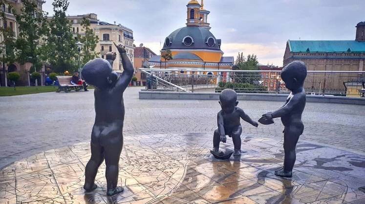     Скульптурная группа на почтовой площади Киева