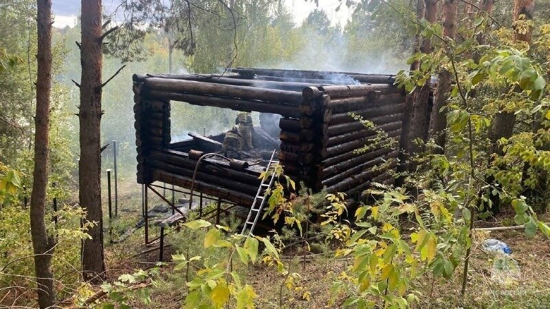     Курящие подростки чуть не сожгли гостевой дом в одном из парков Ижевска.
