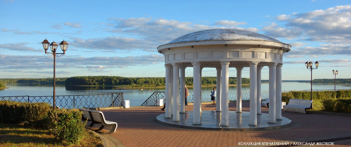 Вид на Волгу с верхнего яруса набережной в Мышкине. Фото из книги "Круиз Москва - Петербург. Коллекция впечатлений"