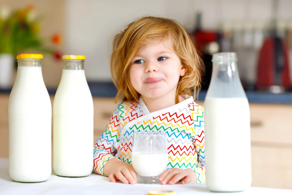 Семья пьет молоко. Семья молоко. Ребенок пьет кефир. Ребенок пьет молоко. Девочки милк