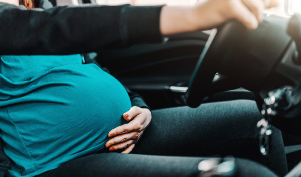 В Госдуме рассматривают законопроект, который позволит беременным женщинам парковаться бесплатно. Оставить машину на любой платной городской парковке можно будет на час.