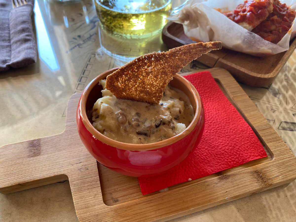 Картофельное пюре с грибным соусом - 150 рублей 