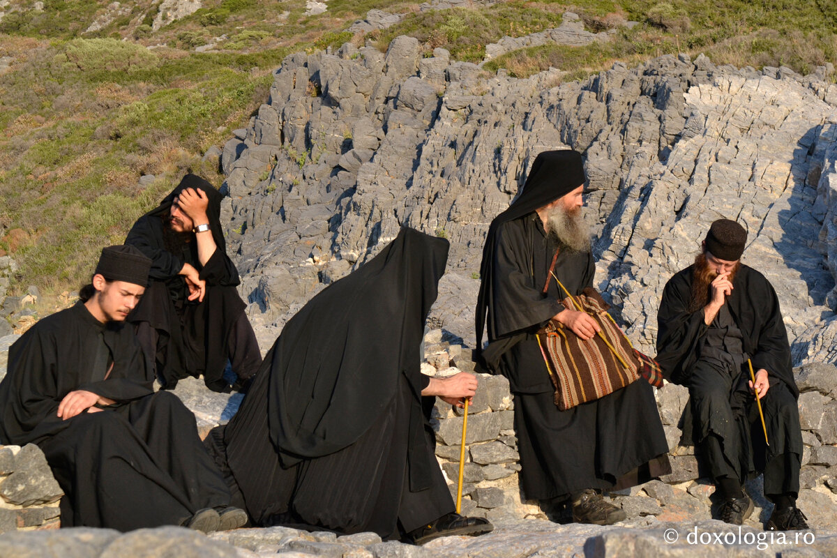 В середине 9 века монахи составили. Монахи горы Афон. Афон монастырь монахи. Гора Афон первые монахи. Постриг монашеский Афон Греция.
