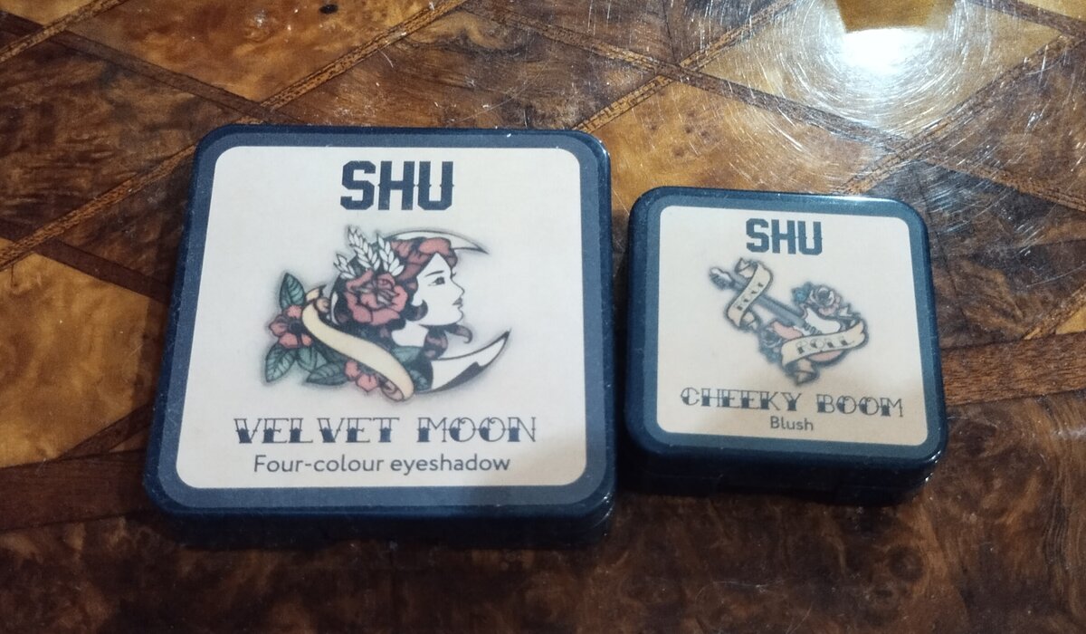 Тени и пудра. Показываю в закрытом виде, как выглядят. Производство Испании.