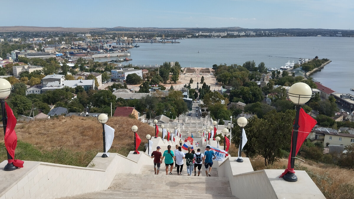 Участники легкоатлетического забега на Большой Митридатской лестнице. Фото автора. 