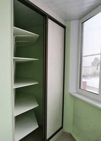 Особенности угловых шкафов на балкон