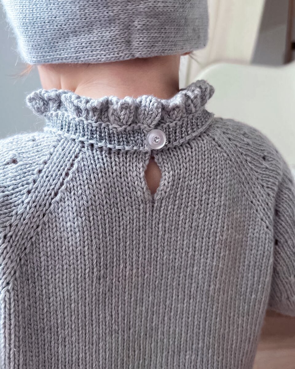 В этом моем платье горловина намеренно облегает шею у основания, и застежка сзади - необходимость. 