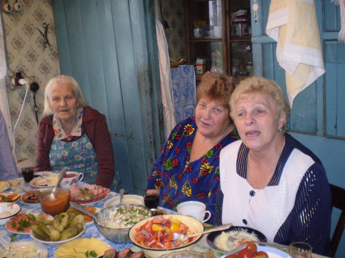 Прасковья Николаевна с дочерьми- двойняшками.