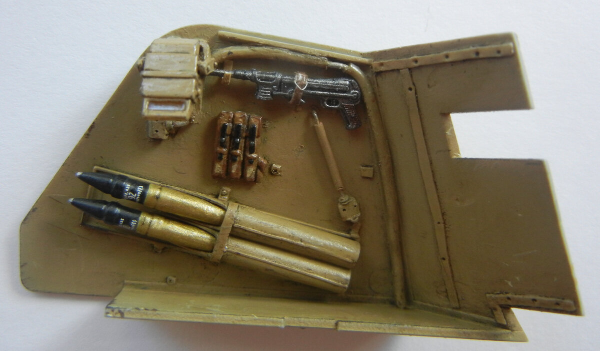 Левая часть рубки, Добавил планки, проводку, МР, амуницию.