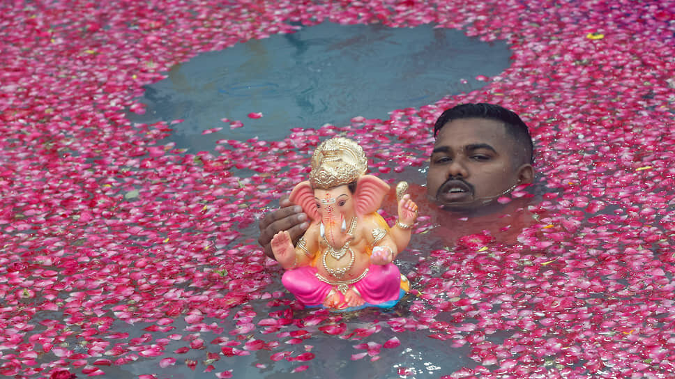    Мумбаи, Индия. Мужчина плавает в искусственном пруду на фестивале Ганеша-чатуртхи — в честь одного из самых почитаемых в Индии богов Francis Mascarenhas/Reuters