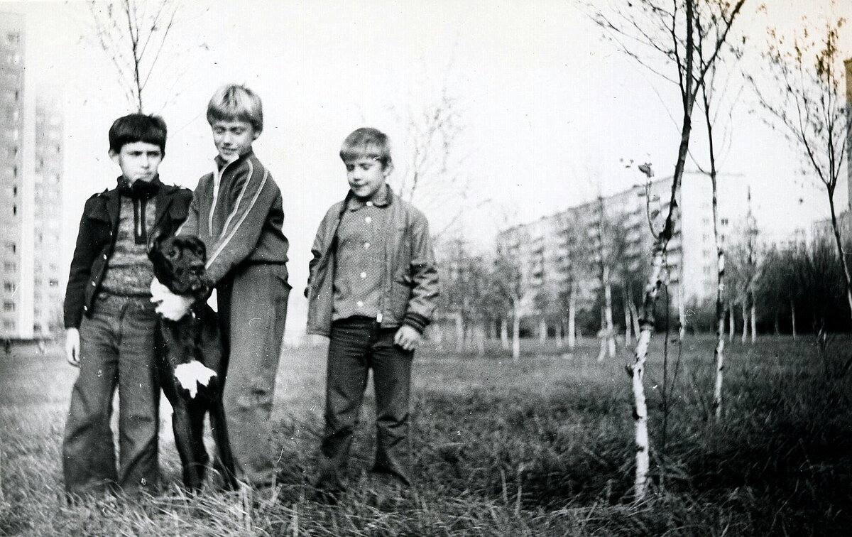 Детство в Садовниках. Сзади справа - район девятиэтажек. Можно себе сейчас представить, чтобы первоклашки так просто гуляли по улице.