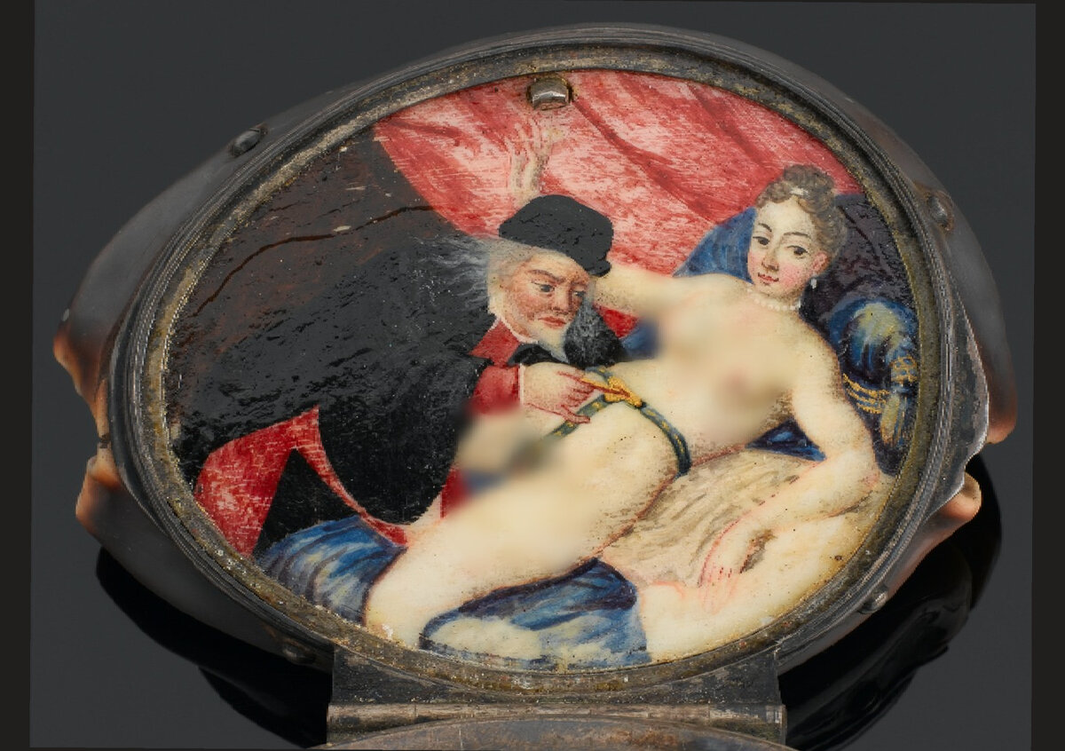 Медальон из раковины каури, на котором пожилой муж открывает пояс верности ключом. 1500 год