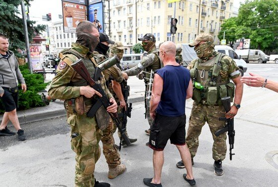    Ростов-на-Дону. Бойцы ЧВК «Вагнер» с местным жителям у здания штаба Южного военного округа