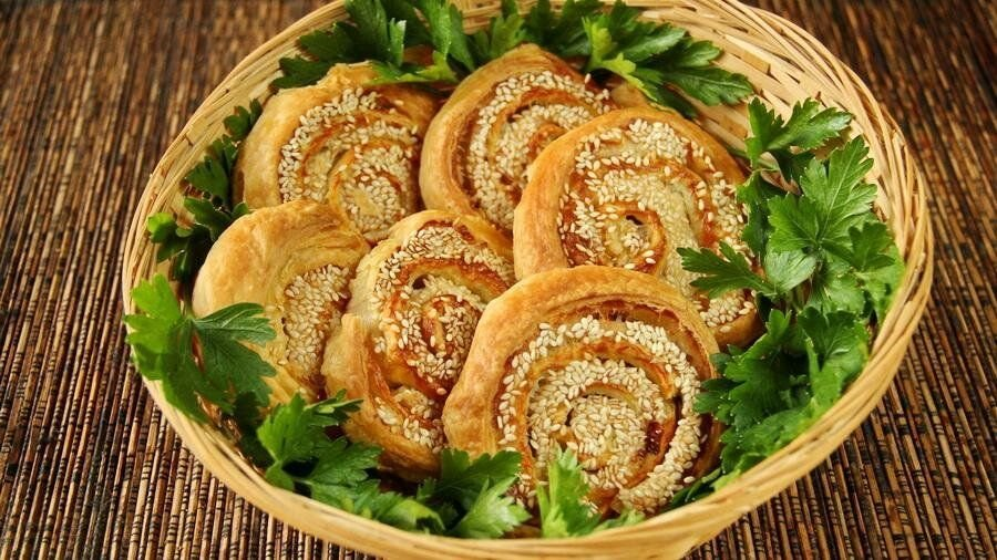 Рулет из теста. Рулет с кунжутом. Рулетики слоеные с курицей. Рулетики с кунжутом из слоеного теста. Рулетики куриные с кунжутом