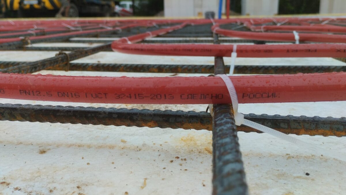 трубы теплого пола прикрепляются к арматуре