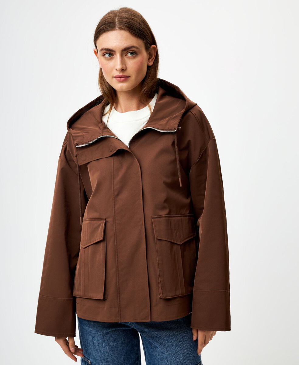 Коричневая ветровка