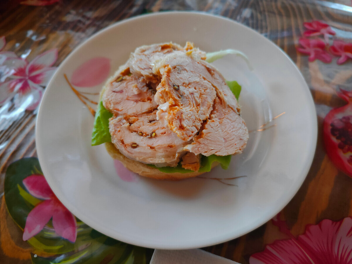 Бутерброды с куриным рулетом 🙂; кофе остался за кадром. За напитки в нашей семье традиционно отвечают мужчины 😊