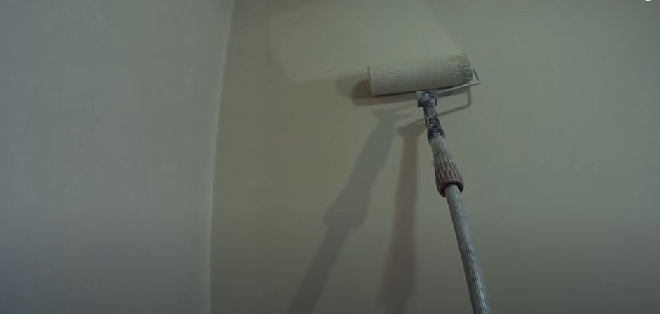 Покраска внутренних стен дома - валиком