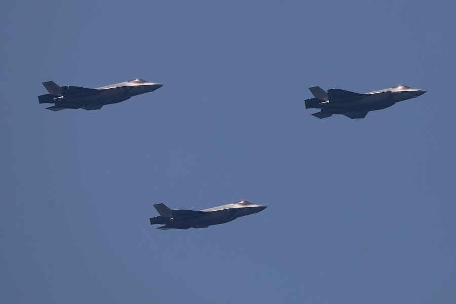 Истребители F-35 во время авиашоу в Тель-Авиве - Фото: ABIR SULTAN/EPA/TASS