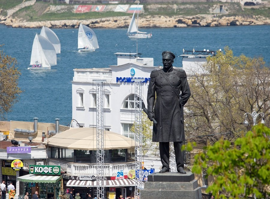 Вид на Памятник адмиралу Нахимову на площади Нахимова в Севастополе - Фото: Сергей Мальгавко/ТАСС