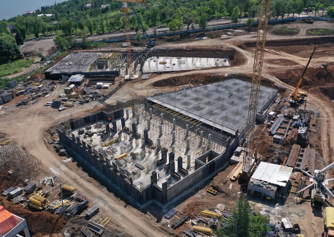 Нахимовское училище в мариуполе. Мариупольское нахимовское училище. Здания в стиле хай тек в россии. Центр ппт военный комплекс. Мариупольское нахимовское училище.