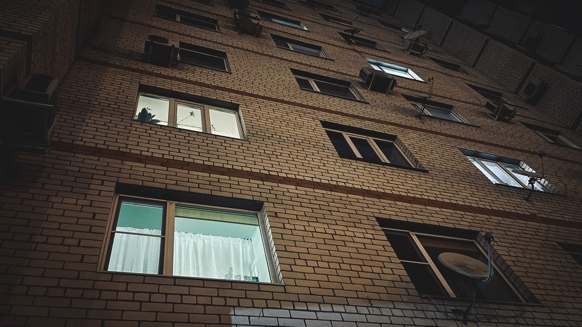     В жилом многоквартирном доме жителям пришлось эвакуироваться прямо посреди ночи в Приморье. Причиной беспокойства стало предполагаемое возгорание проводки в одной из квартир.