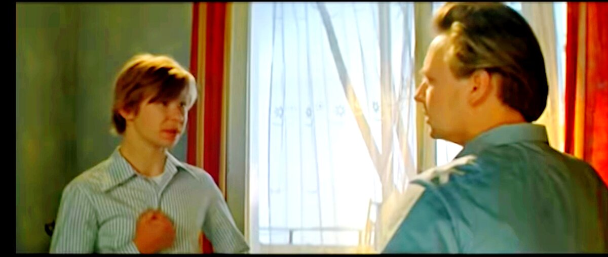 Не обижайся, па, но мы с мамой так страдаем за тебя! Олег с отцом. Фильм "Розыгрыш" Скриншот. 