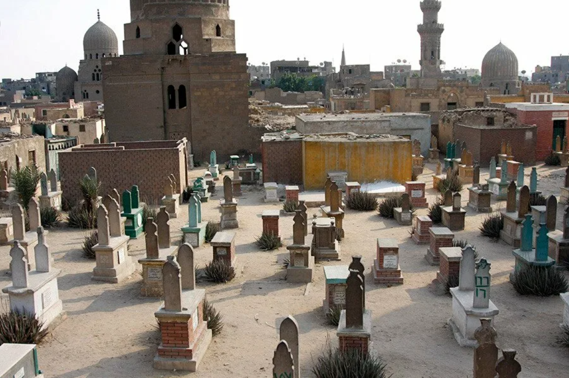 Город мёртвых Каир кладбище. Город на кладбище Каир. Кладбище Кизех Египет. Эль-Карафа Каир.