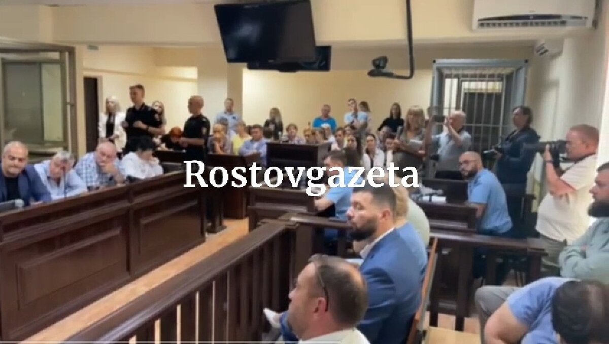    В Ростове-на-Дону в среду, 12 июля, состоялось заседание по делу бывшего главы Аксайского района Виталия Борзенко и ряда бизнесменов. Как прошел процесс и почему на нем разразился скандал, в материале RostovGazeta.