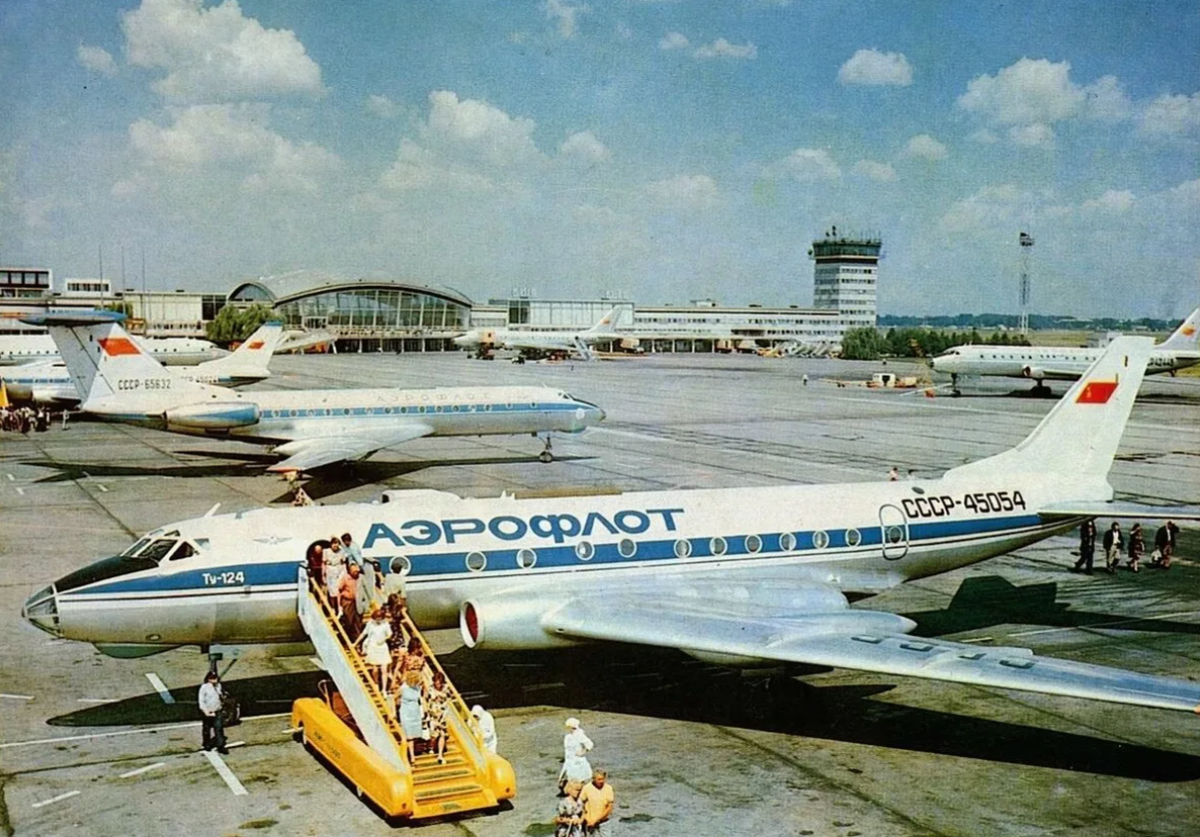 90 лет аэропорту. Аэропорт пулково 1990. Аэропорт пулково ленинград 1973. Ил-62 в шереметьево. Аэропорт пулково 1990.