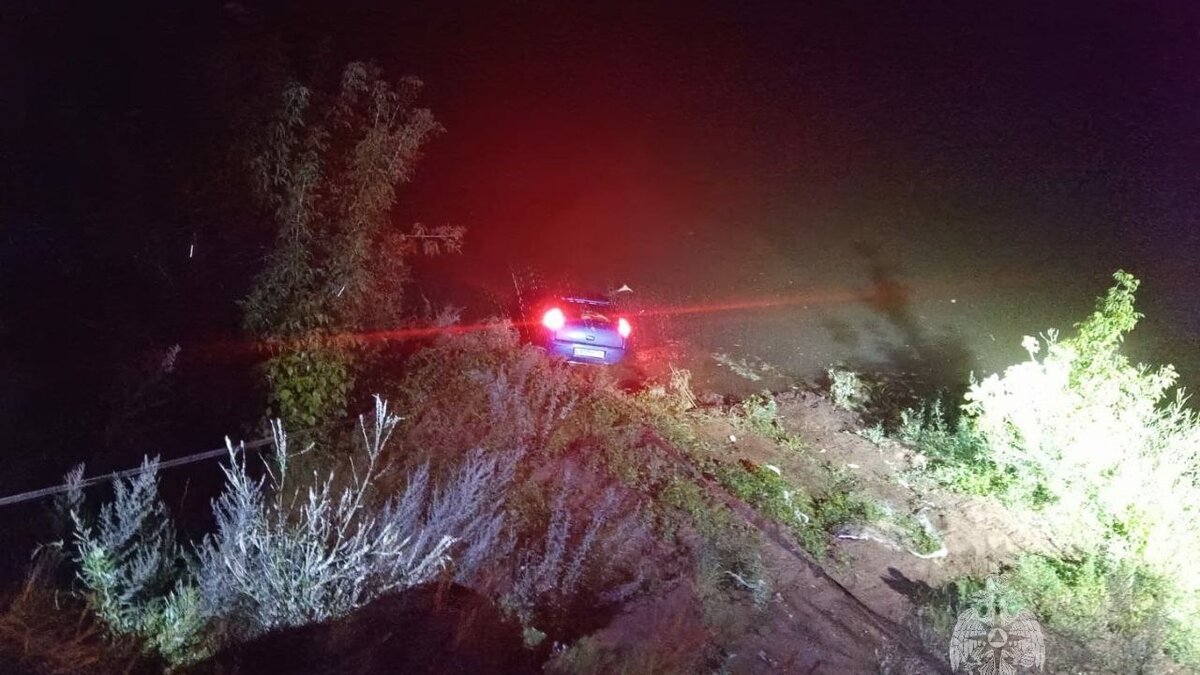     В сети появилась видеозапись момента падения машины в обрыв, после чего погибли двое человек, которые были внутри. Запись разместил Telegram-канал «Регион 116».