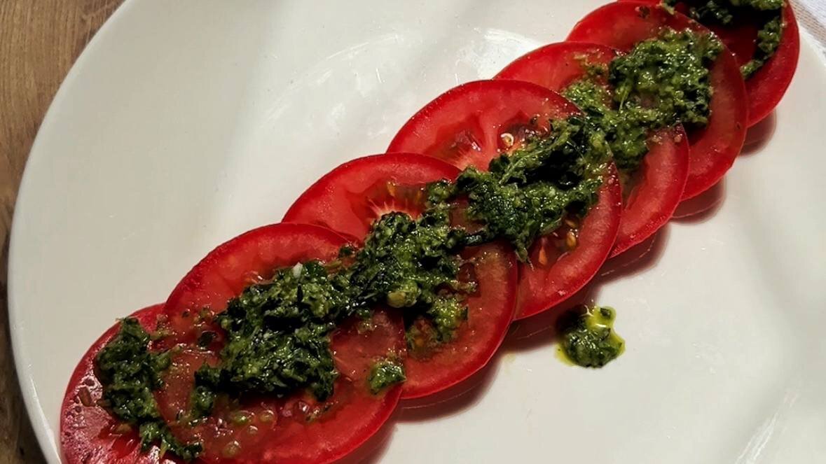 Подача песто с помидорами