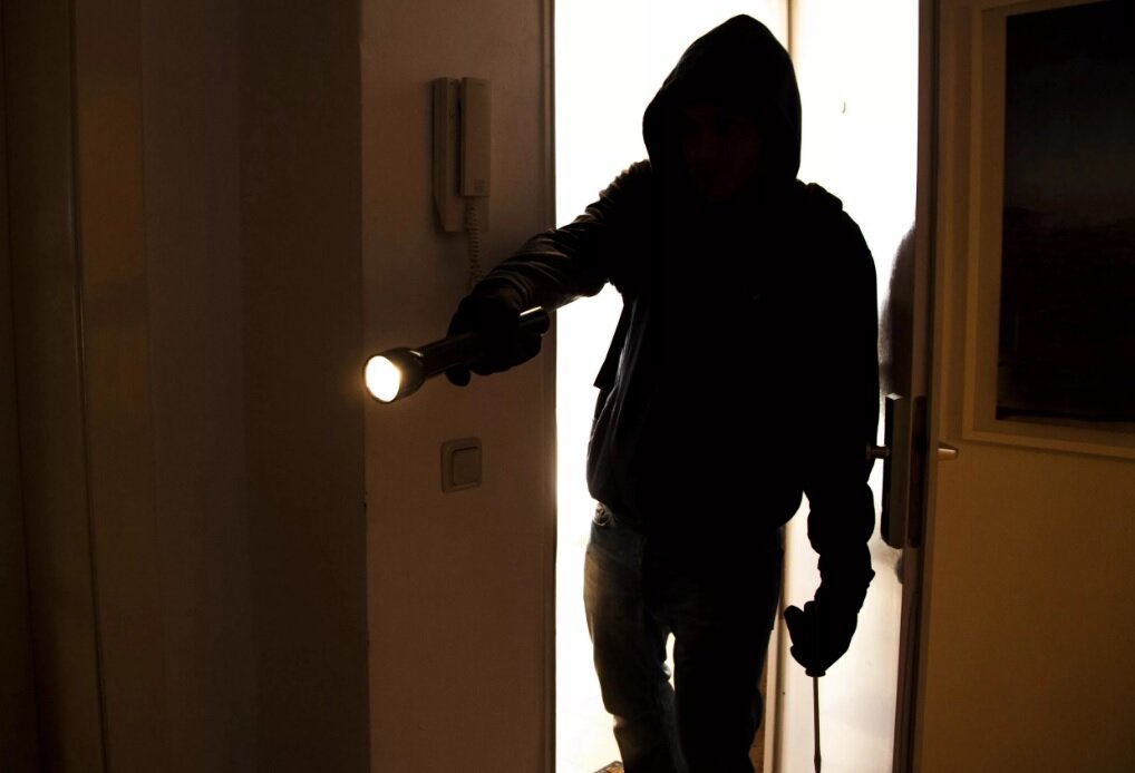 Грабитель в квартире. Иллюстрация. Источник фото salsknews.ru