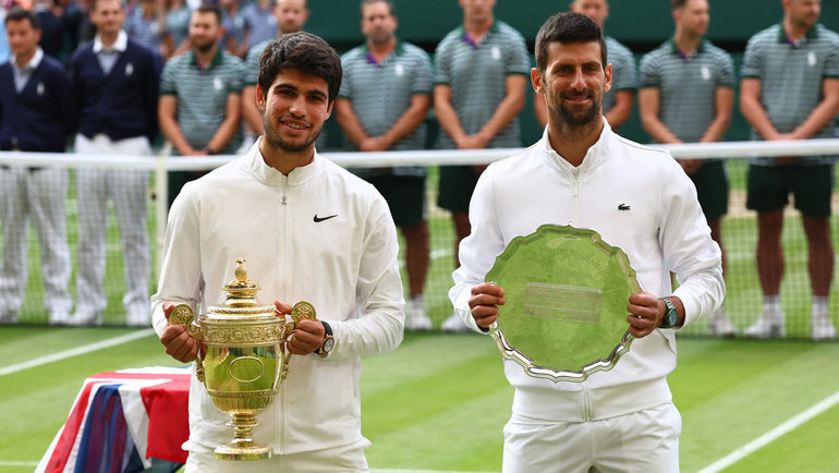    Карлос Алькарас и Новак Джокович после финала Уимблдона. Reuters