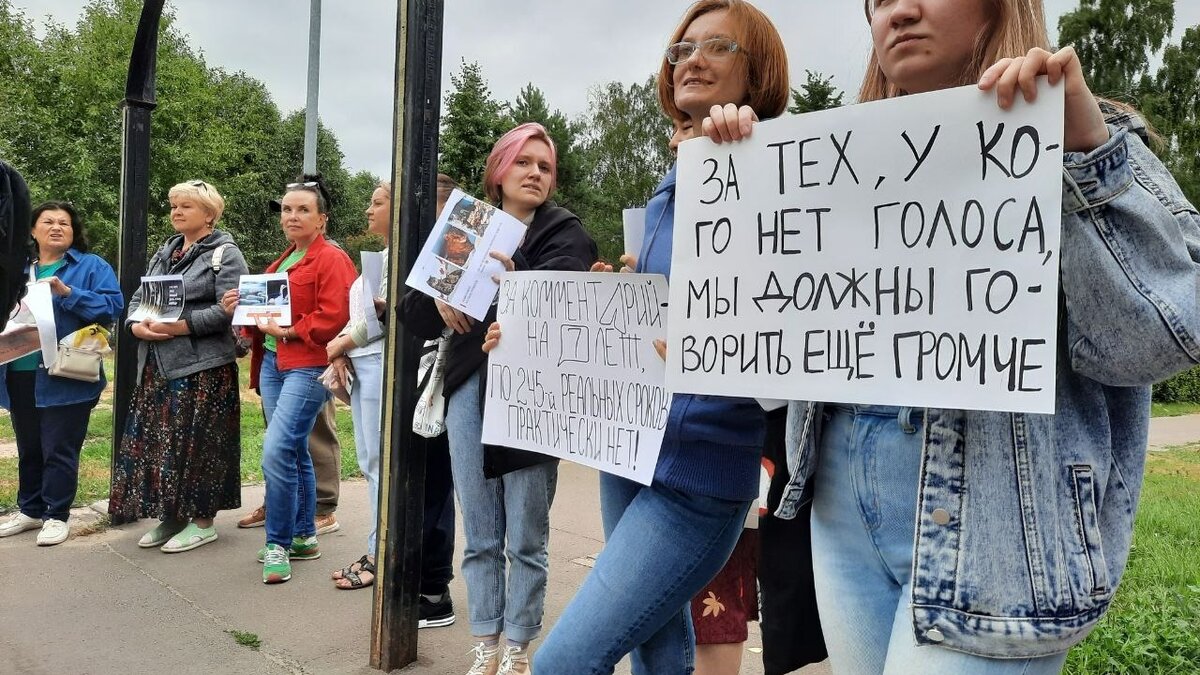     В парке Молодоженов в столице Татарстана прошел пикет. Активные казанцы потребовали властей усилить контроль над жестоким обращением с животными. Об этом Inkazan сообщил один из организаторов мероприятия.
