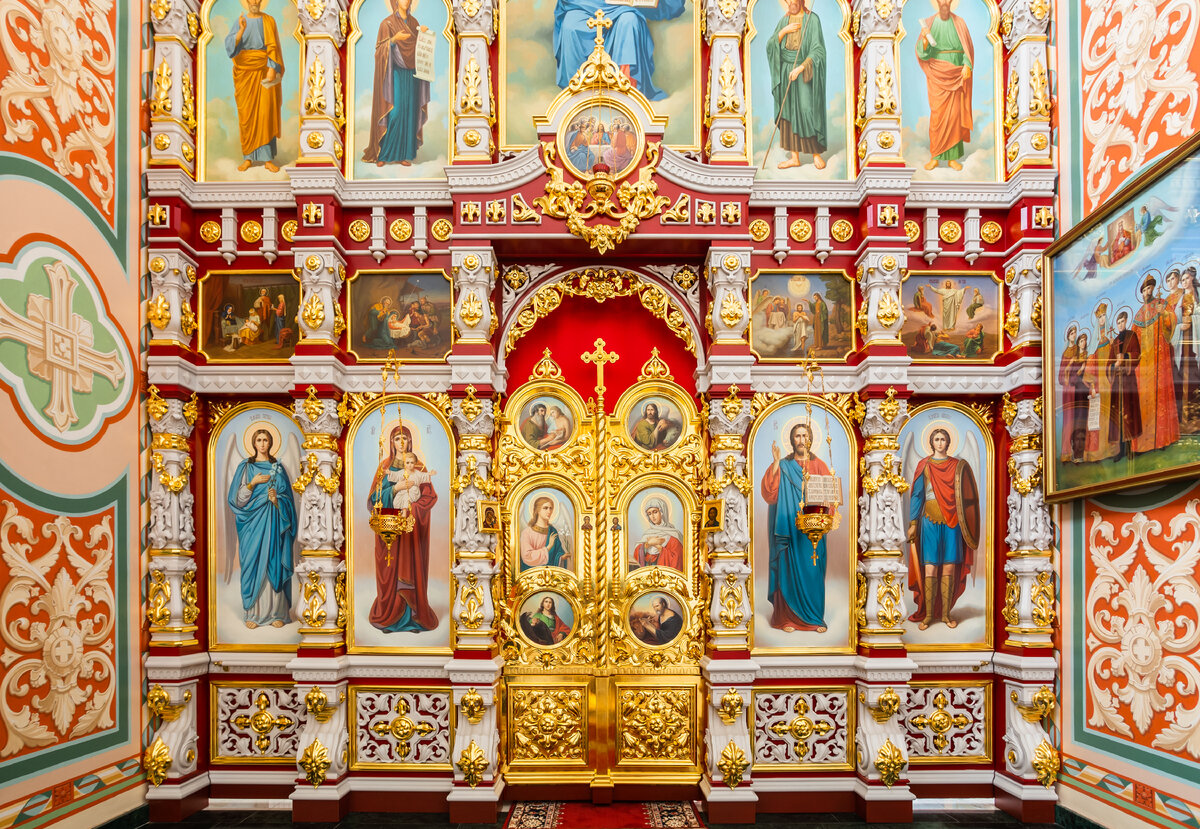 Иконостас придела царственных страстотерпцев Храма Воскресения Христова в Нижнем Новгороде, работа мастерской "Палехский Иконостас"