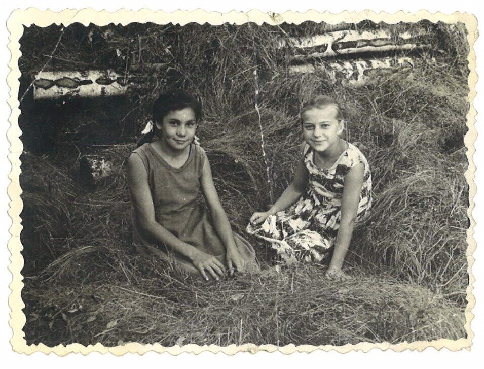 Сенокосная пора. Подруга Расима и я. Нам, наверное, лет по 10.Фото:из архива автора