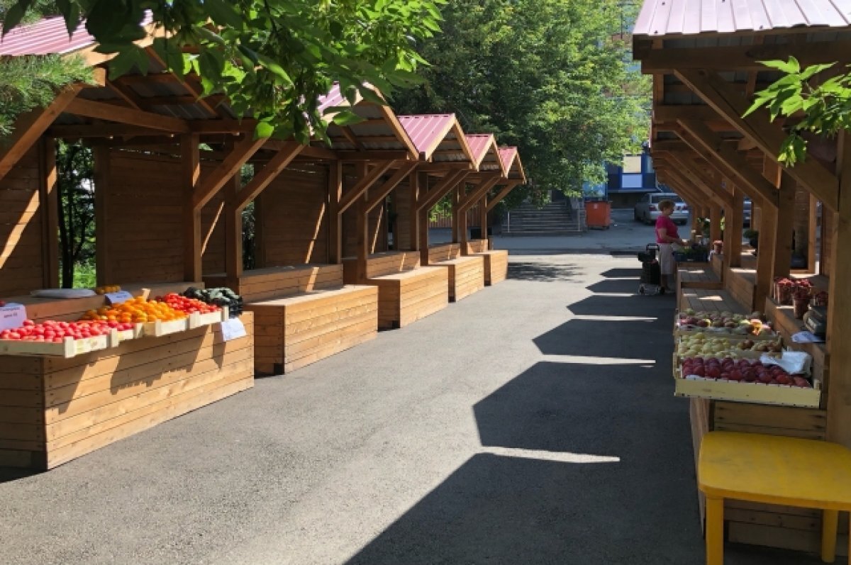    В Красноярске на Металлургов установили новые торговые ряды для садоводов