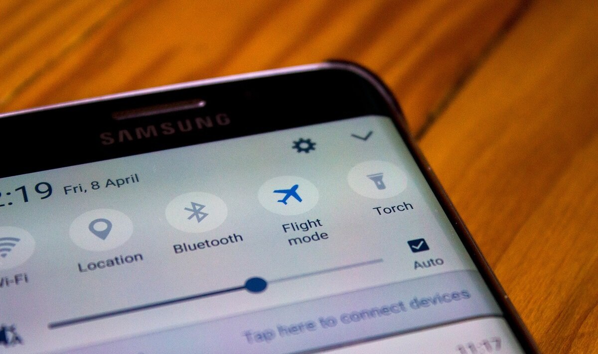 Нужно ли выключать телефон в самолете, зачем это делать | flyoneru | Дзен