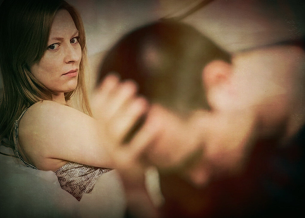 парень и девушка в кафе. замуж за богатого. любовь или деньги. любовь или деньги. любовь отношения.