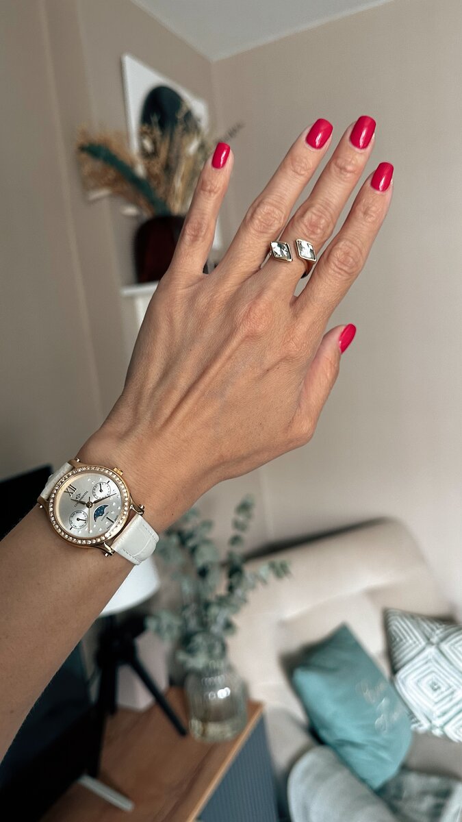 Часы с комбинацией двух цветов металла станут отличным «мостиком», который поможет гармонично соединить в одном образе ваши любимые украшения из серебра или белого золота с золотом желтого цвета или с позолоченным серебром.