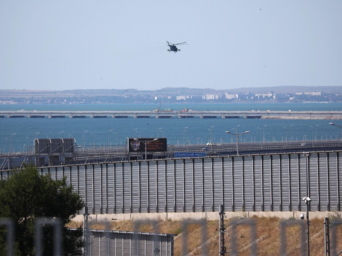    Вертолет в районе Крымского моста© РИА Новости / Виталий Тимкив