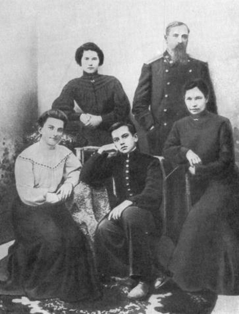Владимир Маяковский с семьей. Кутаиси, 1905. Фото: wikimedia.org