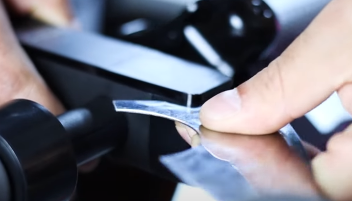 Фото 3. Поддеваем пластиковую панель