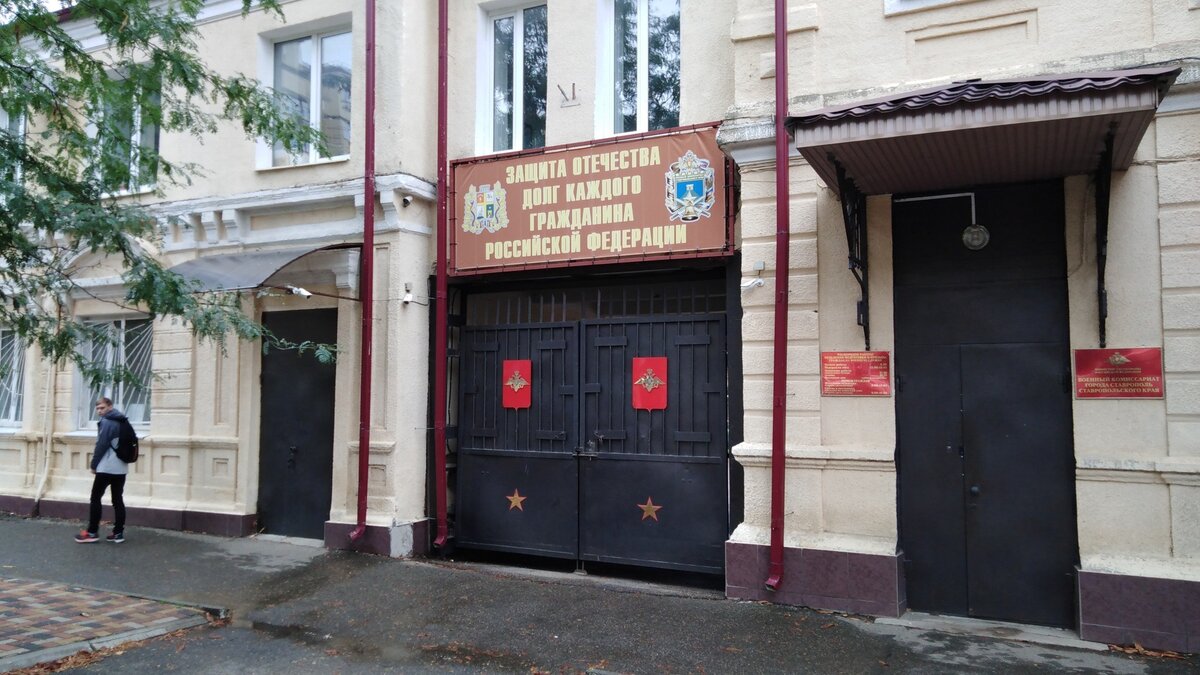     В городе Бердске Новосибирской области местный житель в камуфляже пришел к зданию военкомата и облил его входную дверь горючей жидкостью, после чего поджег здание.