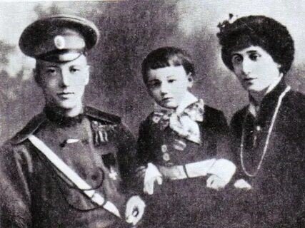 Н. Гумилев с женой и сыном