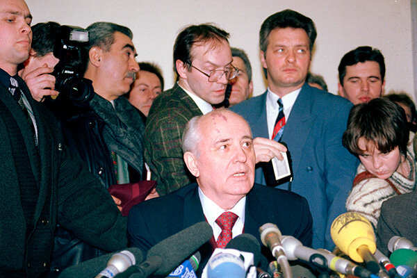 Горбачев объявляет о выдвижении кандидатуры на выборы-1996. Фото в свободном доступе. 