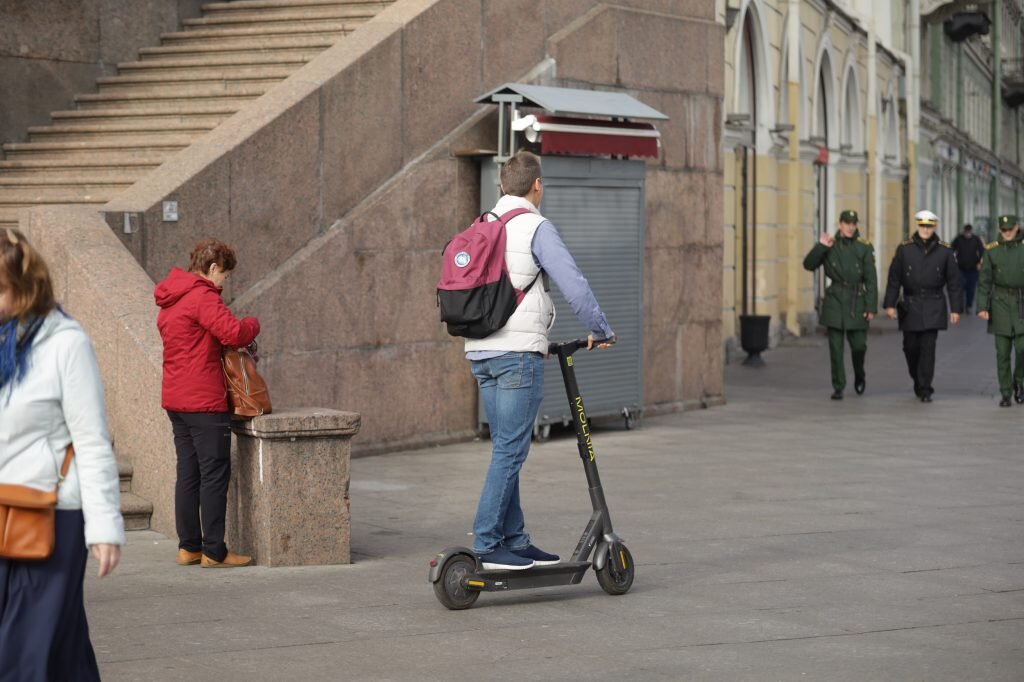    Россия. Санкт-Петербург. Повседневная жизнь города. Гостиный двор, Думская улица и Невский проспект. На снимке: электросамокаты